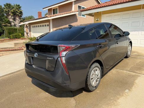 Used 2017 Toyota Prius Two w/ Carpet Mat Package FWD image 4