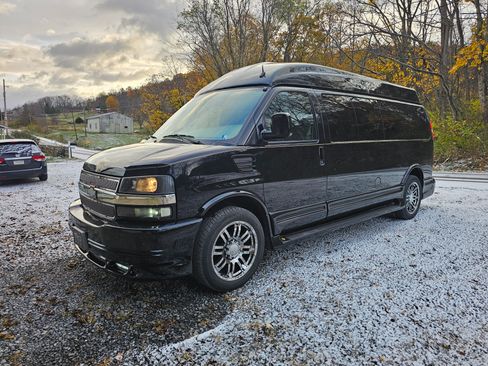 Used 2015 Chevrolet Express 2500 Extended Van 3D image 1