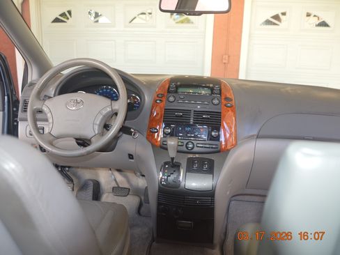 Used 2009 Toyota Sienna XLE Limited image 12