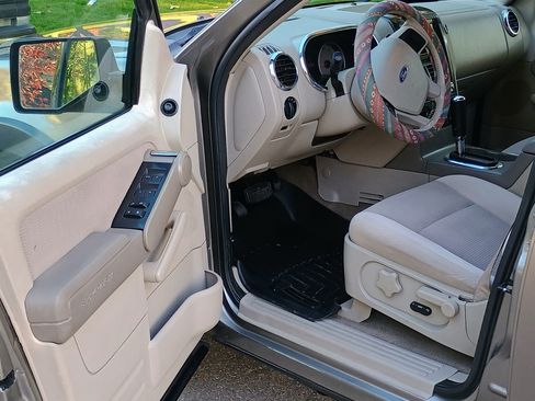 Used 2006 Ford Explorer XLT image 4