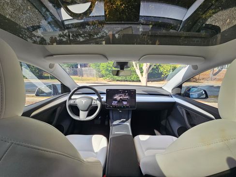 Used 2024 Tesla Model Y Long Range image 6