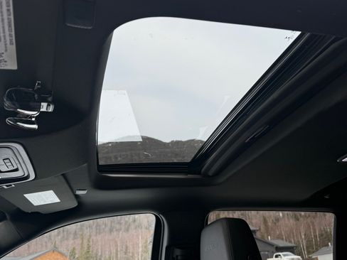 Used 2022 GMC Sierra 1500 AT4 w/ AT4 Preferred Package image 2