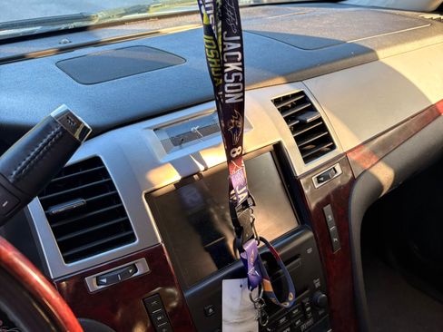 Used 2010 Cadillac Escalade Luxury image 5