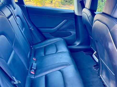 Used 2018 Tesla Model 3 Mid Range image 9