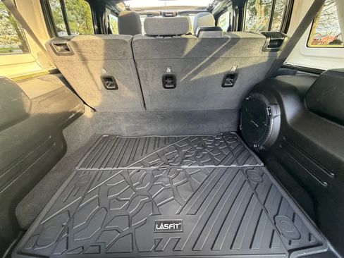 Used 2024 Jeep Wrangler Unlimited w/ Convenience Group AWD/4WD image 12