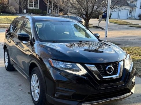 Used 2017 Nissan Rogue S image 1