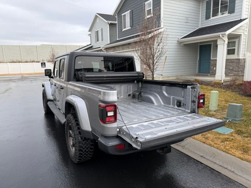 Used 2020 Jeep Gladiator Overland image 12