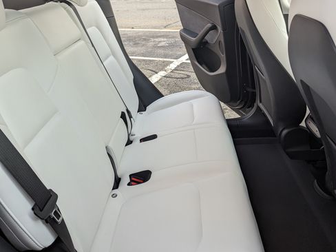 Used 2022 Tesla Model Y Long Range image 5