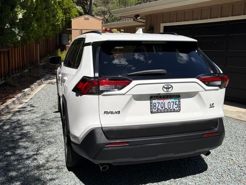 Used 2021 Toyota RAV4 LE AWD/4WD image 2
