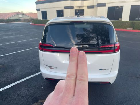 Used 2023 Chrysler Pacifica Touring-L w/ S Appearance Package image 6