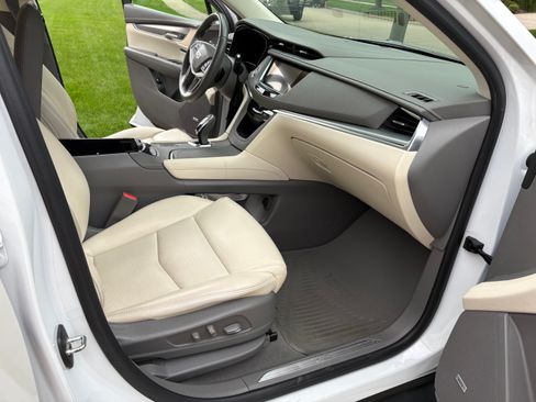 Used 2018 Cadillac XT5 Luxury w/ Driver Awareness Package AWD/4WD image 9