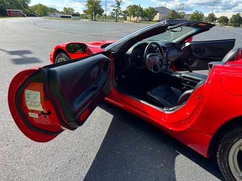 Used 1998 Chevrolet Corvette Convertible w/ Performance Handling Pkg RWD image 27