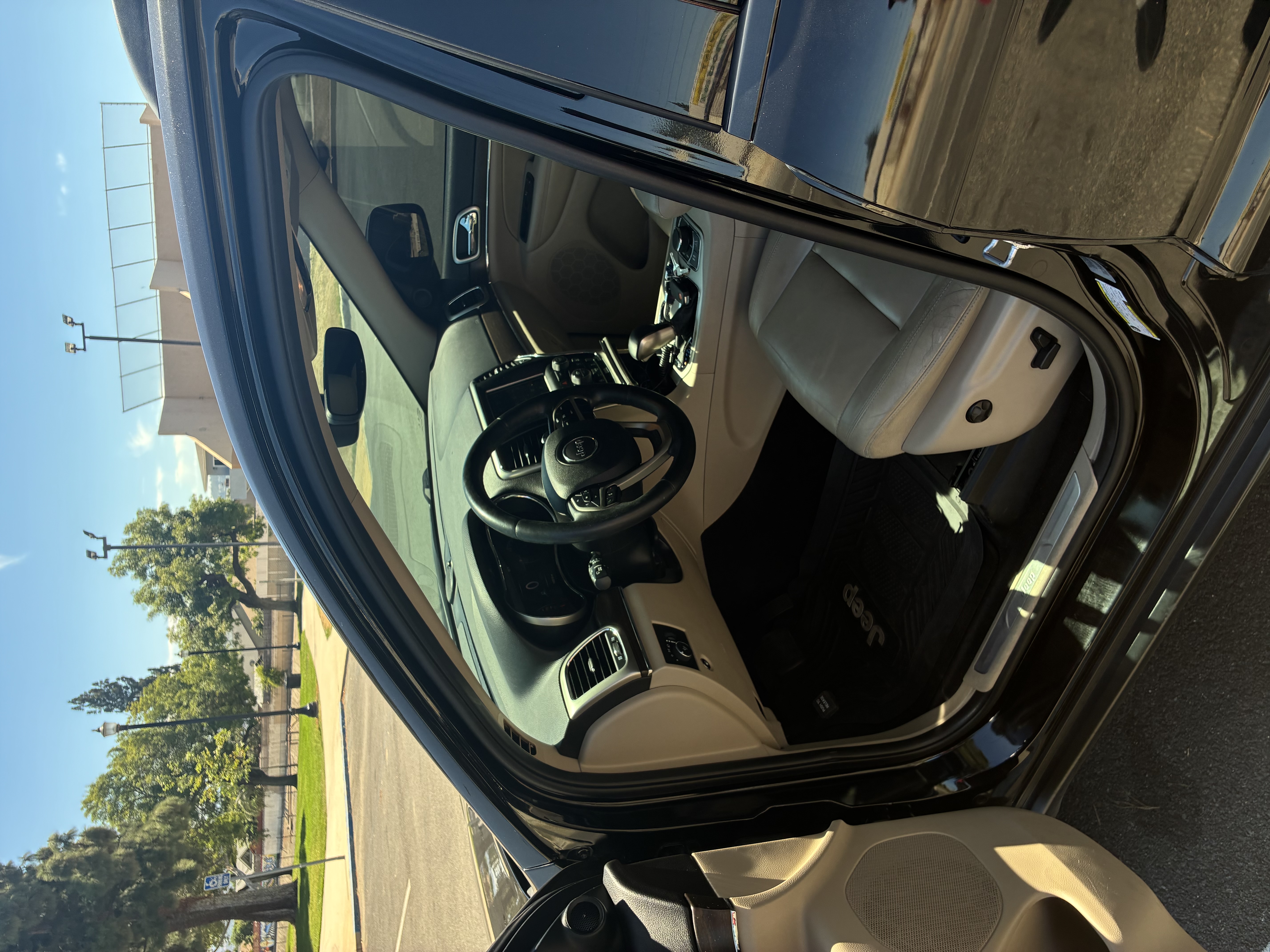 Used 2017 Jeep Grand Cherokee Limited AWD/4WD image 6