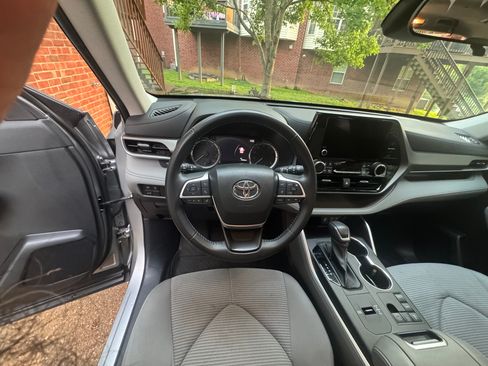 Used 2023 Toyota Highlander LE FWD image 10