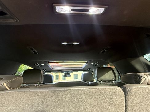 Used 2023 GMC Yukon SLT AWD/4WD image 4