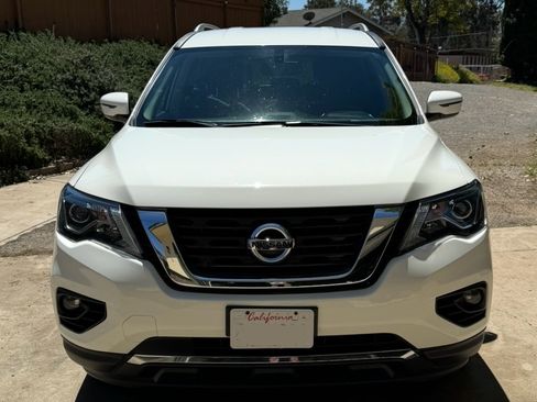 Used 2019 Nissan Pathfinder SV image 2