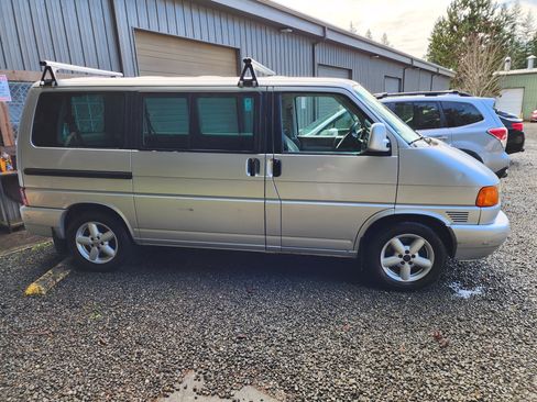 Used 2002 Volkswagen Eurovan GLS image 2