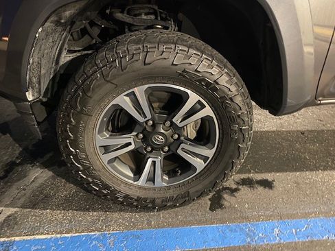 Used 2017 Toyota Tacoma TRD Sport image 6