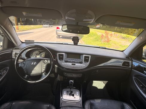 Used 2013 Hyundai Genesis 3.8 RWD image 4