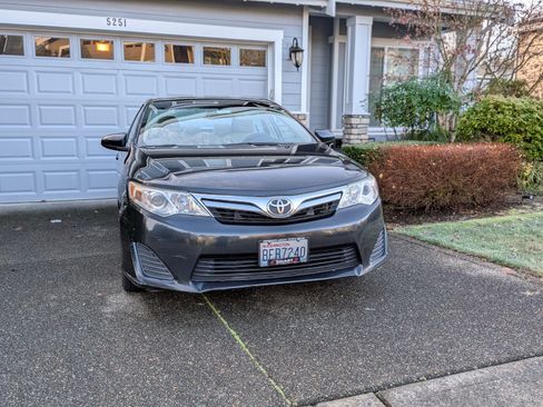 Used 2012 Toyota Camry LE image 2