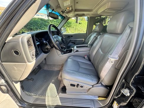 Used 2005 Chevrolet Suburban LT w/ Preferred Equipment Group image 9