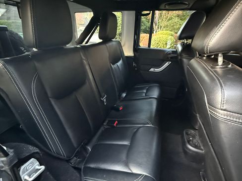 Used 2014 Jeep Wrangler Unlimited Rubicon w/ Connectivity Group image 16