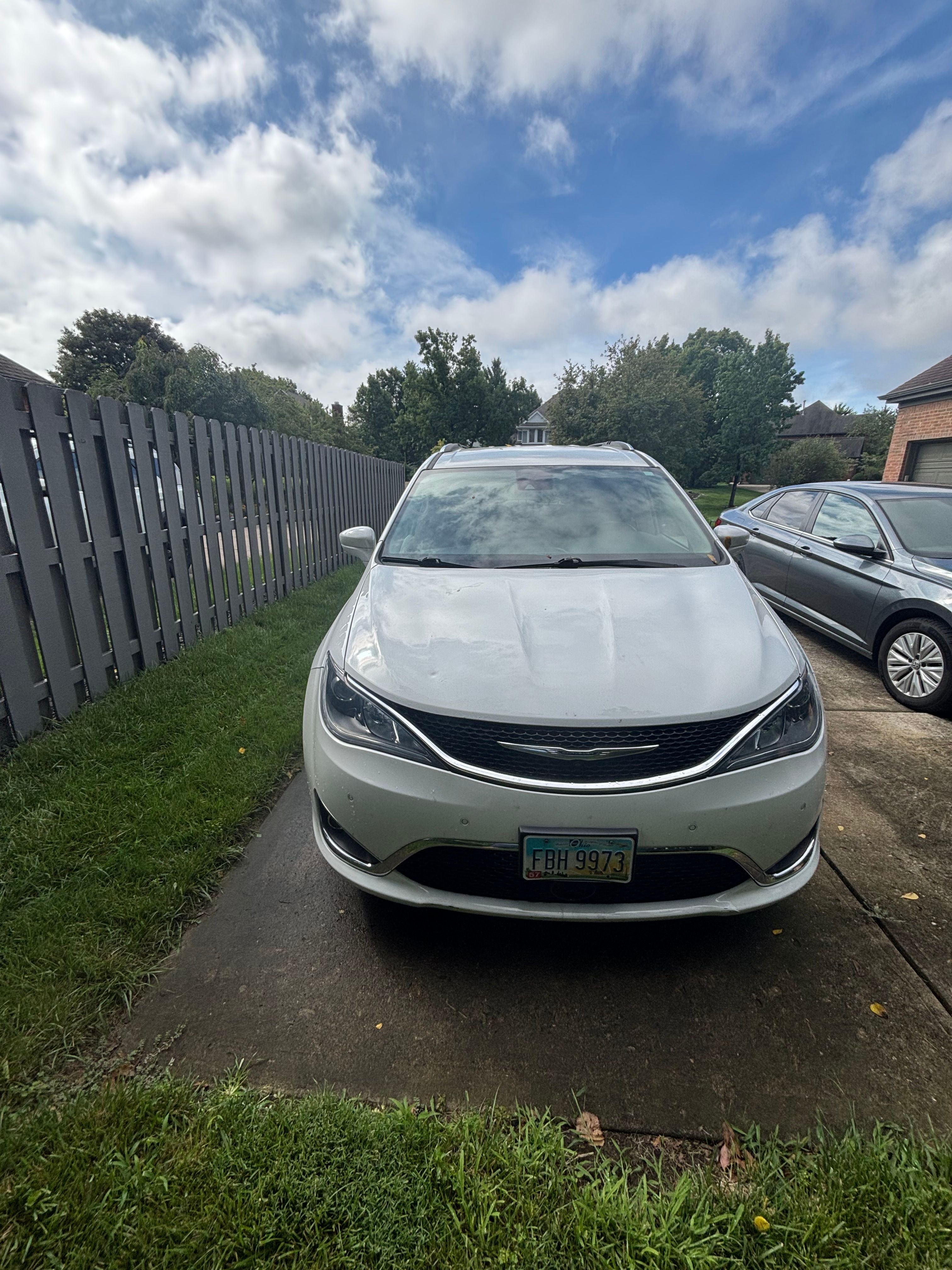 Used 2017 Chrysler Pacifica Touring-L Plus w/ Advanced Safetytec Group FWD image 2