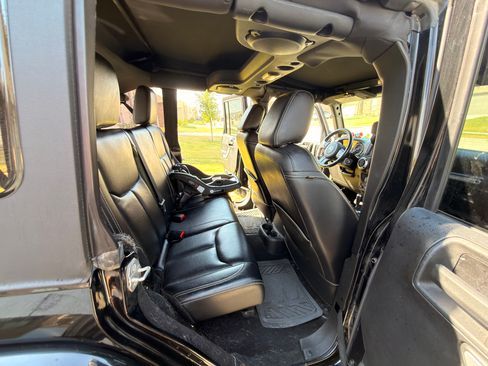 Used 2014 Jeep Wrangler Unlimited Sahara w/ Connectivity Group AWD/4WD image 15