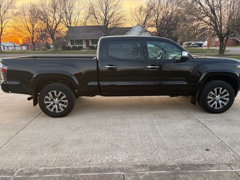 Used 2023 Toyota Tacoma Limited image 5