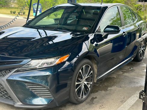 Used 2020 Toyota Camry SE FWD image 5