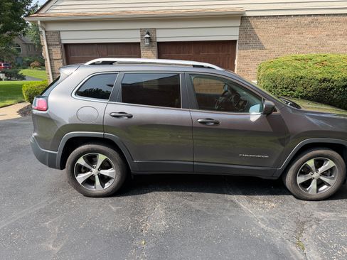 Used 2019 Jeep Cherokee Limited w/ Luxury Group AWD/4WD image 8