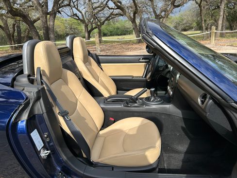 Used 2011 MAZDA MX-5 Miata Grand Touring w/ Premium Pkg image 16