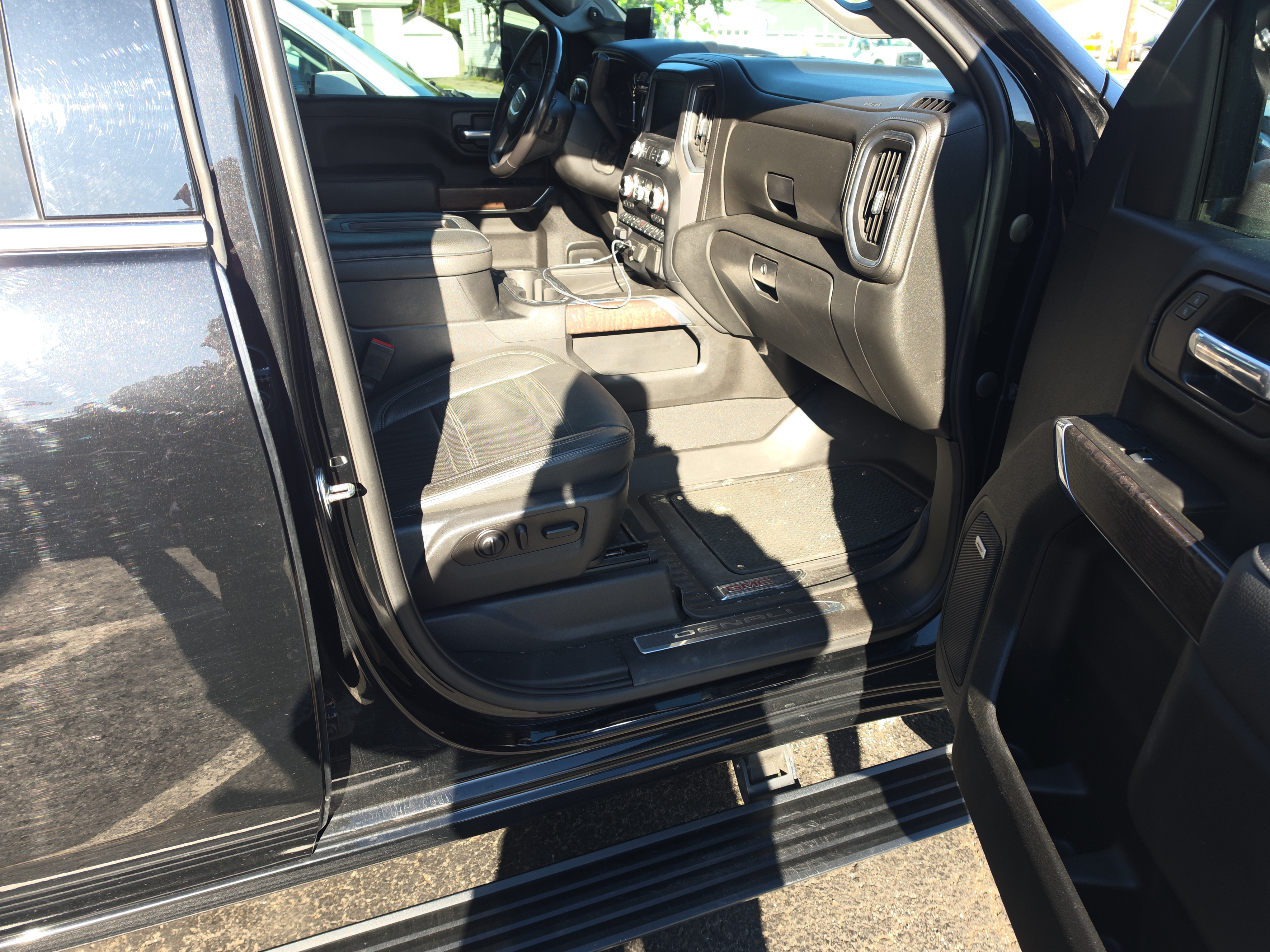 Used 2021 GMC Sierra 2500 Denali w/ Denali Black Diamond Edition AWD/4WD image 12