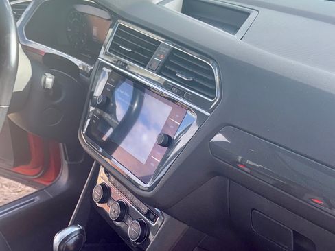 Used 2018 Volkswagen Tiguan SEL Premium image 24