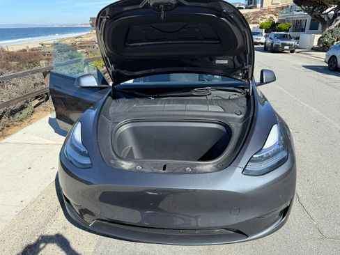 Used 2022 Tesla Model Y Long Range image 10