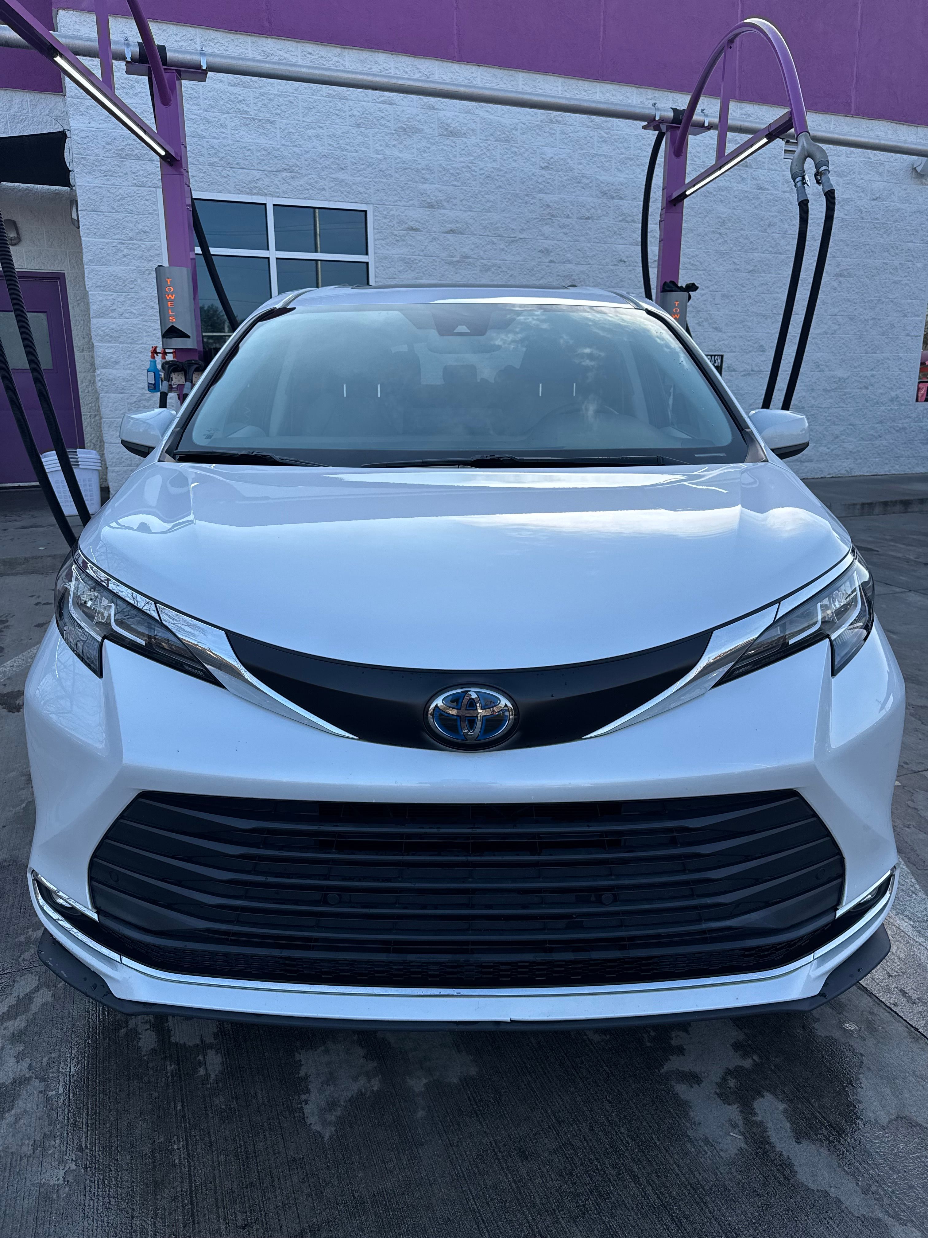 Used 2023 Toyota Sienna XLE FWD image 4