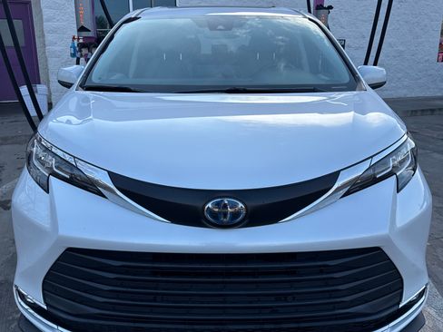 Used 2023 Toyota Sienna XLE FWD image 4