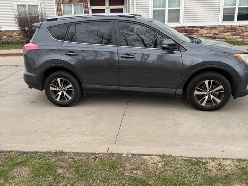 Used 2018 Toyota RAV4 XLE image 5