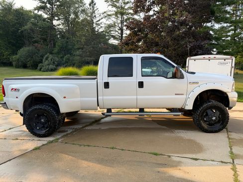 Used 2005 Ford F350 Lariat AWD/4WD image 2