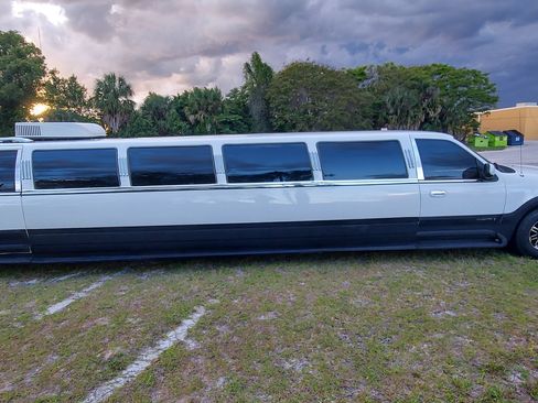 Used 1999 Lincoln Navigator 2WD image 1