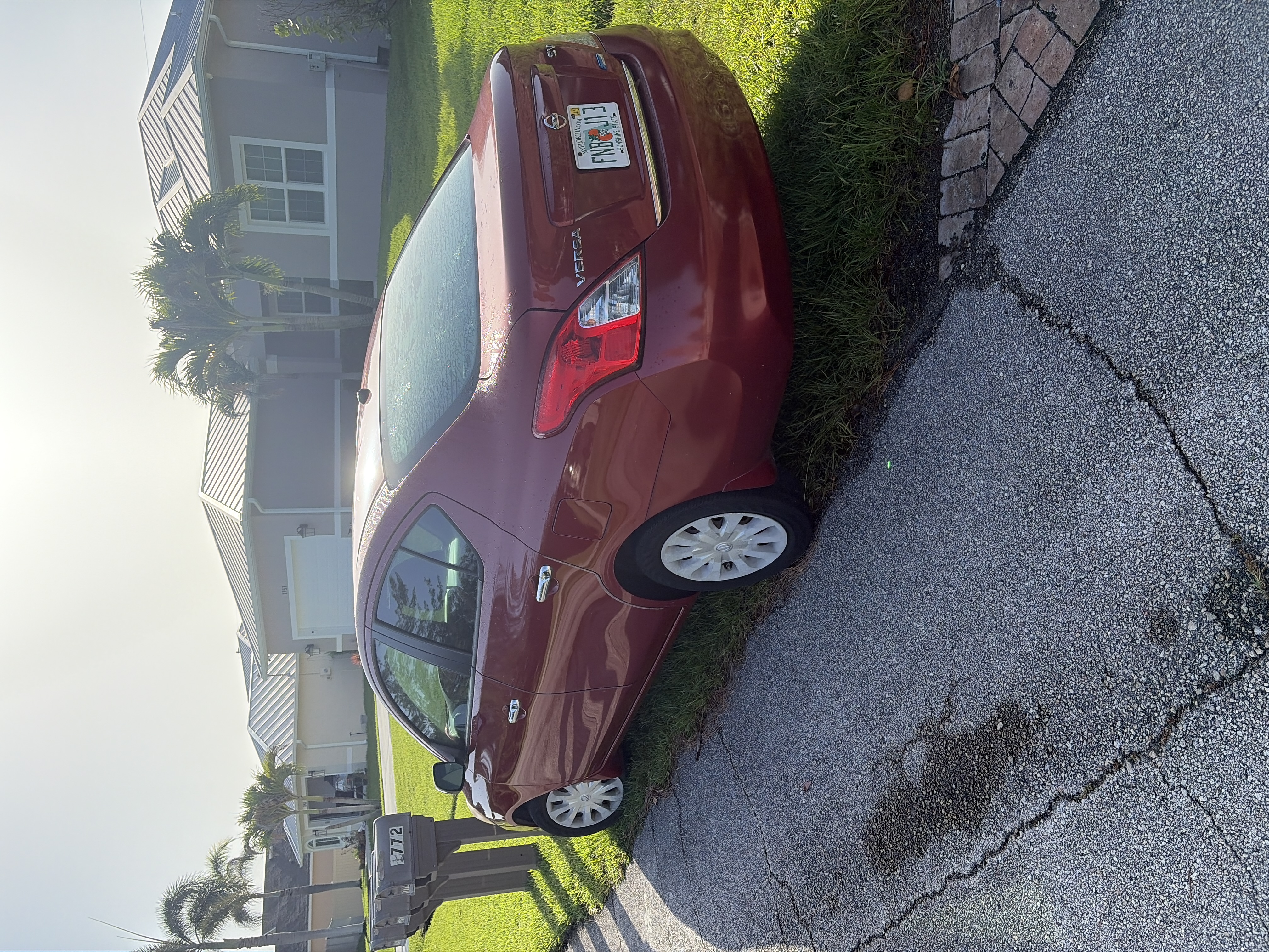 Used 2012 Nissan Versa SV FWD image 4