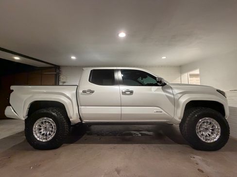 Used 2024 Toyota Tacoma Limited w/ Limited Package (LT) image 17