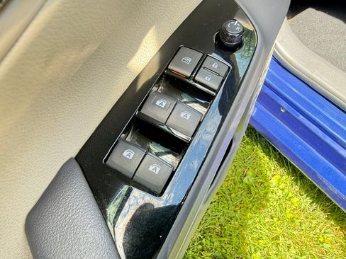 Used 2017 Toyota Prius Two w/ Prius Two Safety Plus Package FWD image 12