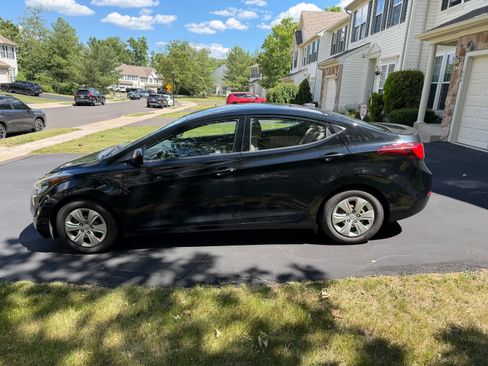 Used 2016 Hyundai Elantra SE FWD image 2