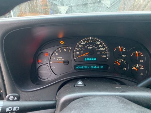 Used 2005 Chevrolet Suburban Z71 w/ Preferred Equipment Group image 11