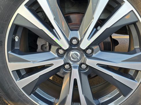 Used 2017 Nissan Pathfinder Platinum w/ Family Entertainment Package image 18