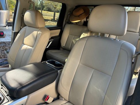 Used 2018 Nissan Titan SL w/ Chrome Package image 11