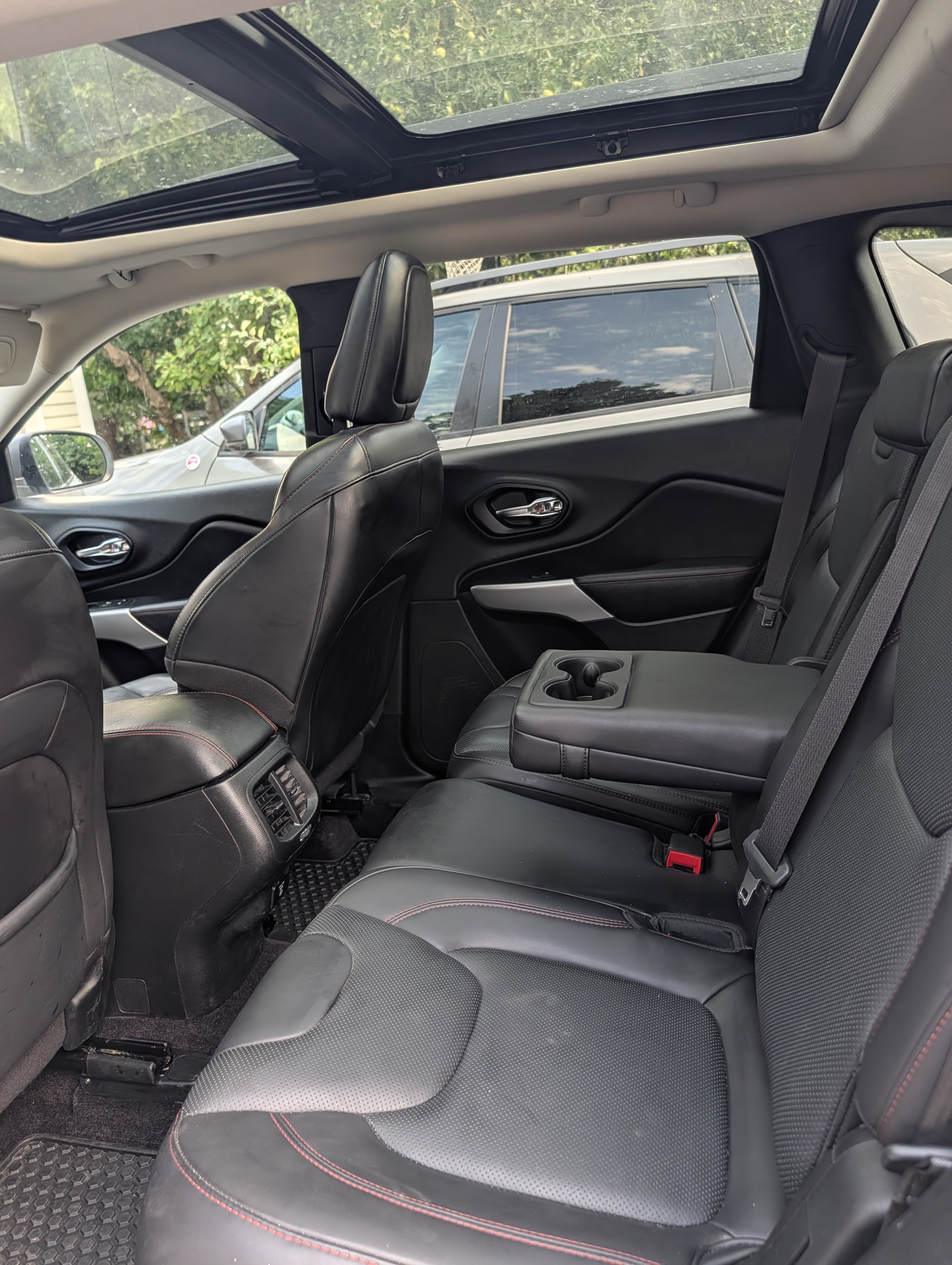 Used 2017 Jeep Cherokee Trailhawk AWD/4WD image 28
