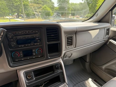 Used 2005 GMC Sierra 2500 SLT w/ Heavy-Duty Power Package AWD/4WD image 8