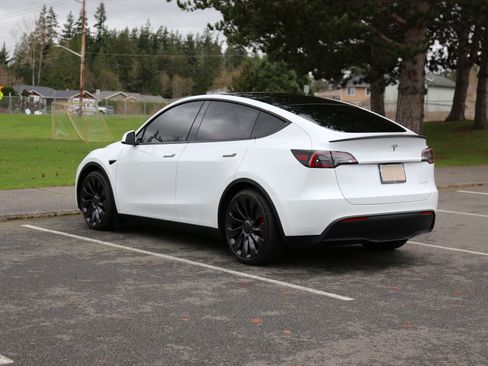Used 2023 Tesla Model Y Performance image 12